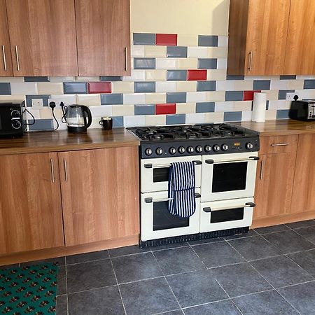 Berks Luxury Serviced Apartments,5 Bedrooms, 5 Double Beds, 2 Bathrooms, Free Super Fast Wifi & Parking Earley Dış mekan fotoğraf