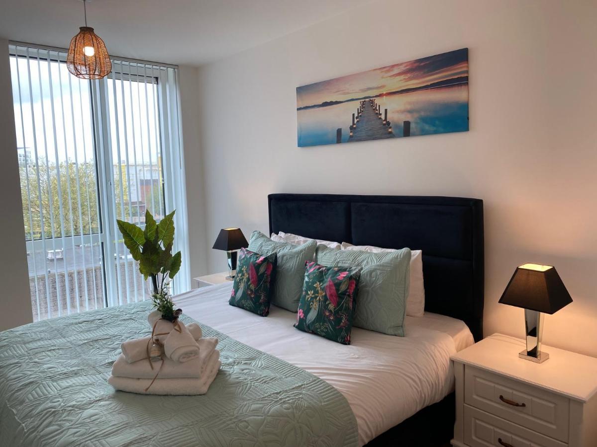 Berks Luxury Serviced Apartments,5 Bedrooms, 5 Double Beds, 2 Bathrooms, Free Super Fast Wifi & Parking Earley Dış mekan fotoğraf