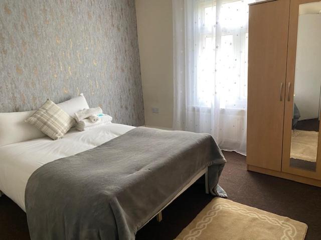 Berks Luxury Serviced Apartments,5 Bedrooms, 5 Double Beds, 2 Bathrooms, Free Super Fast Wifi & Parking Earley Dış mekan fotoğraf