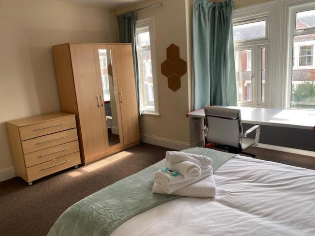 Berks Luxury Serviced Apartments,5 Bedrooms, 5 Double Beds, 2 Bathrooms, Free Super Fast Wifi & Parking Earley Dış mekan fotoğraf