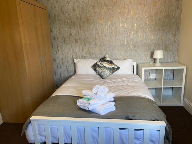 Berks Luxury Serviced Apartments,5 Bedrooms, 5 Double Beds, 2 Bathrooms, Free Super Fast Wifi & Parking Earley Dış mekan fotoğraf