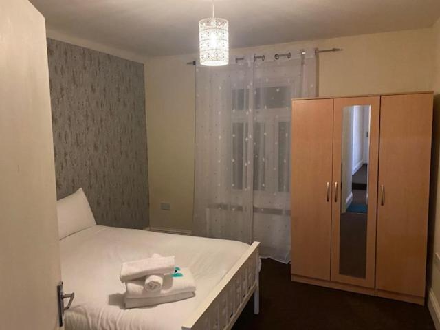 Berks Luxury Serviced Apartments,5 Bedrooms, 5 Double Beds, 2 Bathrooms, Free Super Fast Wifi & Parking Earley Dış mekan fotoğraf