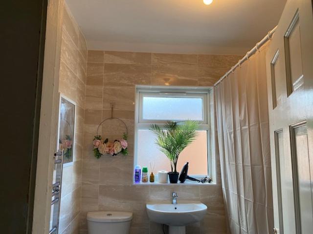 Berks Luxury Serviced Apartments,5 Bedrooms, 5 Double Beds, 2 Bathrooms, Free Super Fast Wifi & Parking Earley Dış mekan fotoğraf