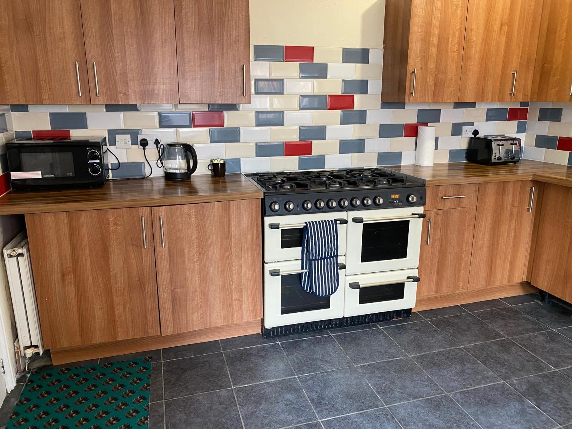 Berks Luxury Serviced Apartments,5 Bedrooms, 5 Double Beds, 2 Bathrooms, Free Super Fast Wifi & Parking Earley Dış mekan fotoğraf