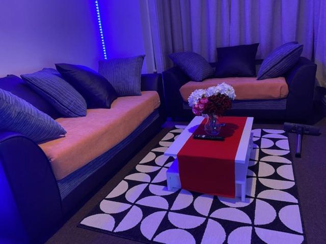 Berks Luxury Serviced Apartments,5 Bedrooms, 5 Double Beds, 2 Bathrooms, Free Super Fast Wifi & Parking Earley Dış mekan fotoğraf